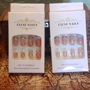 Press on false naile in gold and white French manicure